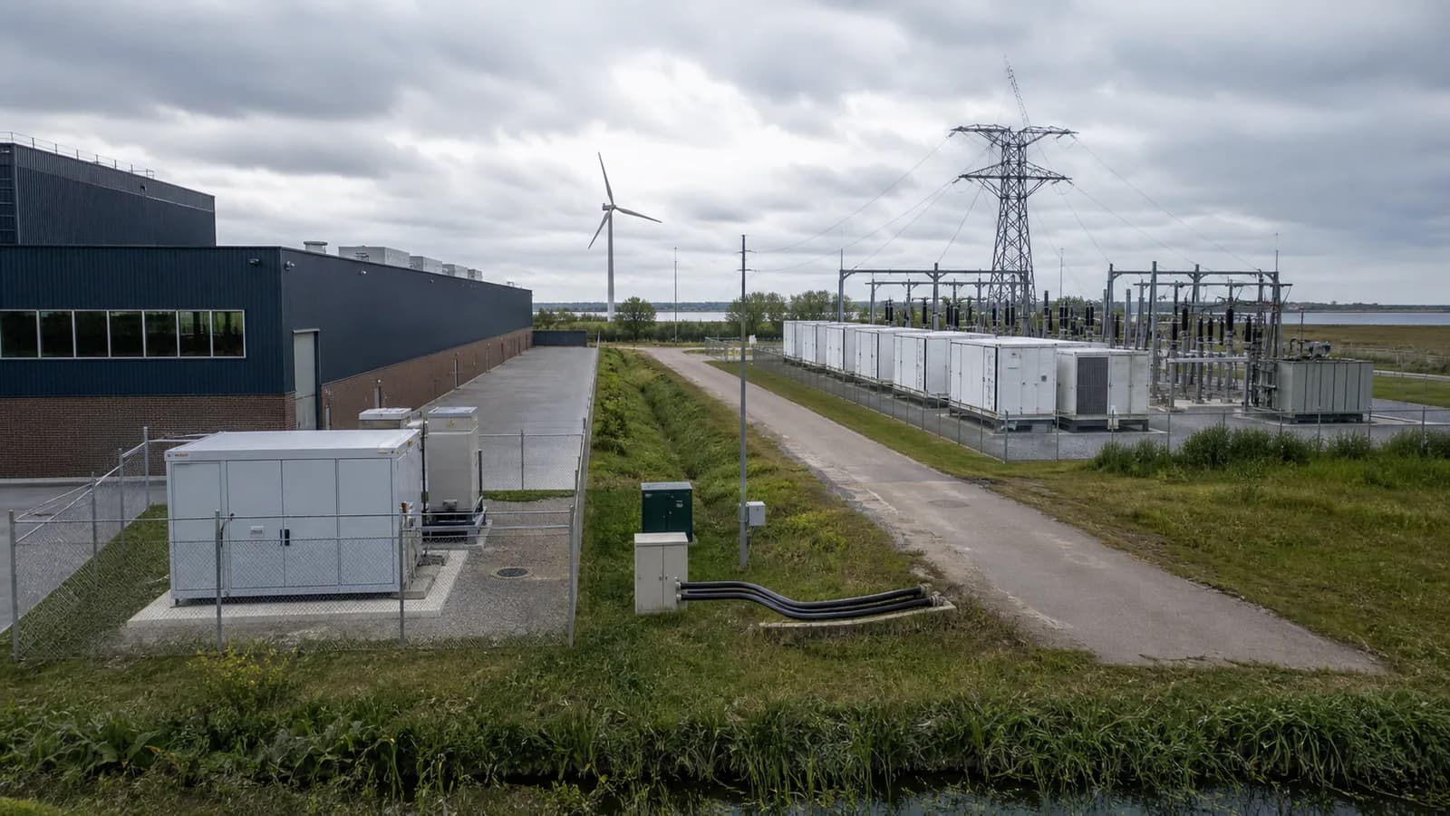 Opwek en opslag in een zakelijk energiesysteem voor opslag achter de meter vs. voor de meter
