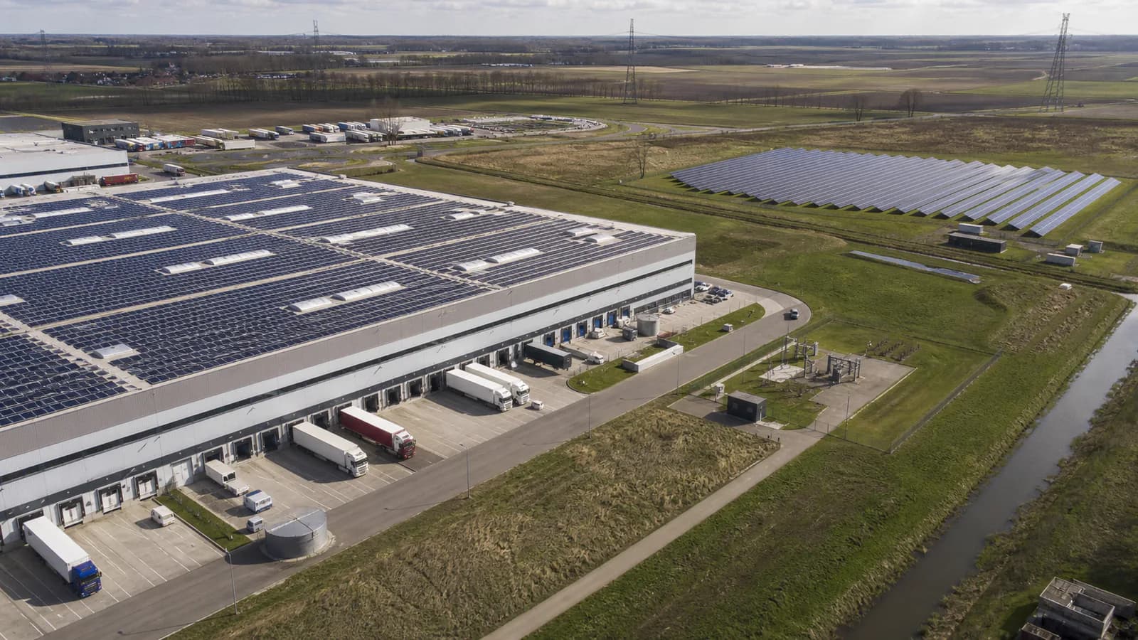 Opwek en opslag in een zakelijk energiesysteem voor zon-op-dak vs. zon-op-veld